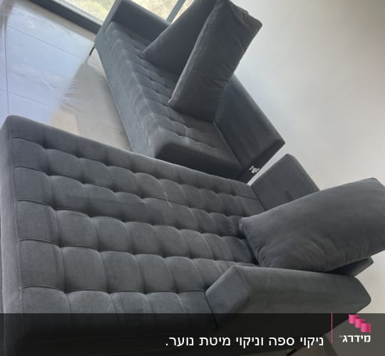 שתי ספות אפורות בחדר עם חלון גדול